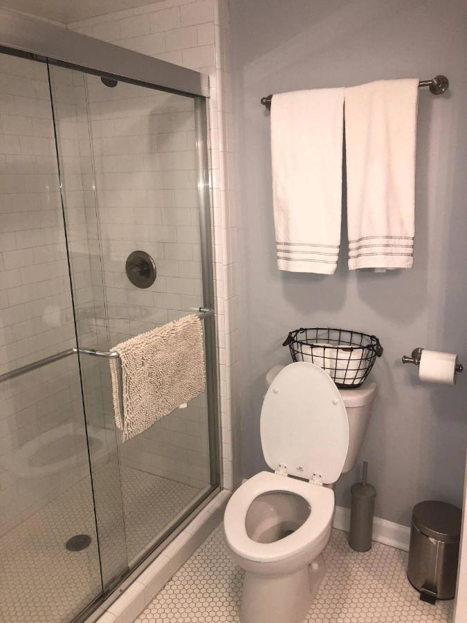Recently Renovated Chic Durham Farmhouse Экстерьер фото