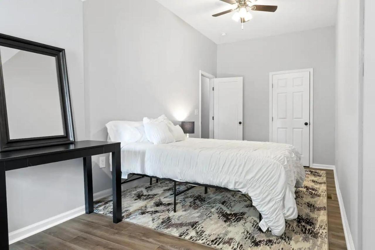 Recently Renovated Chic Durham Farmhouse Экстерьер фото