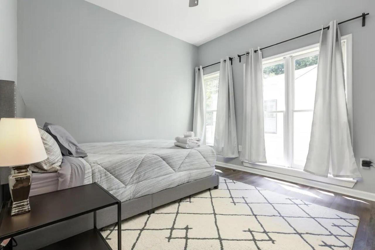 Recently Renovated Chic Durham Farmhouse Экстерьер фото