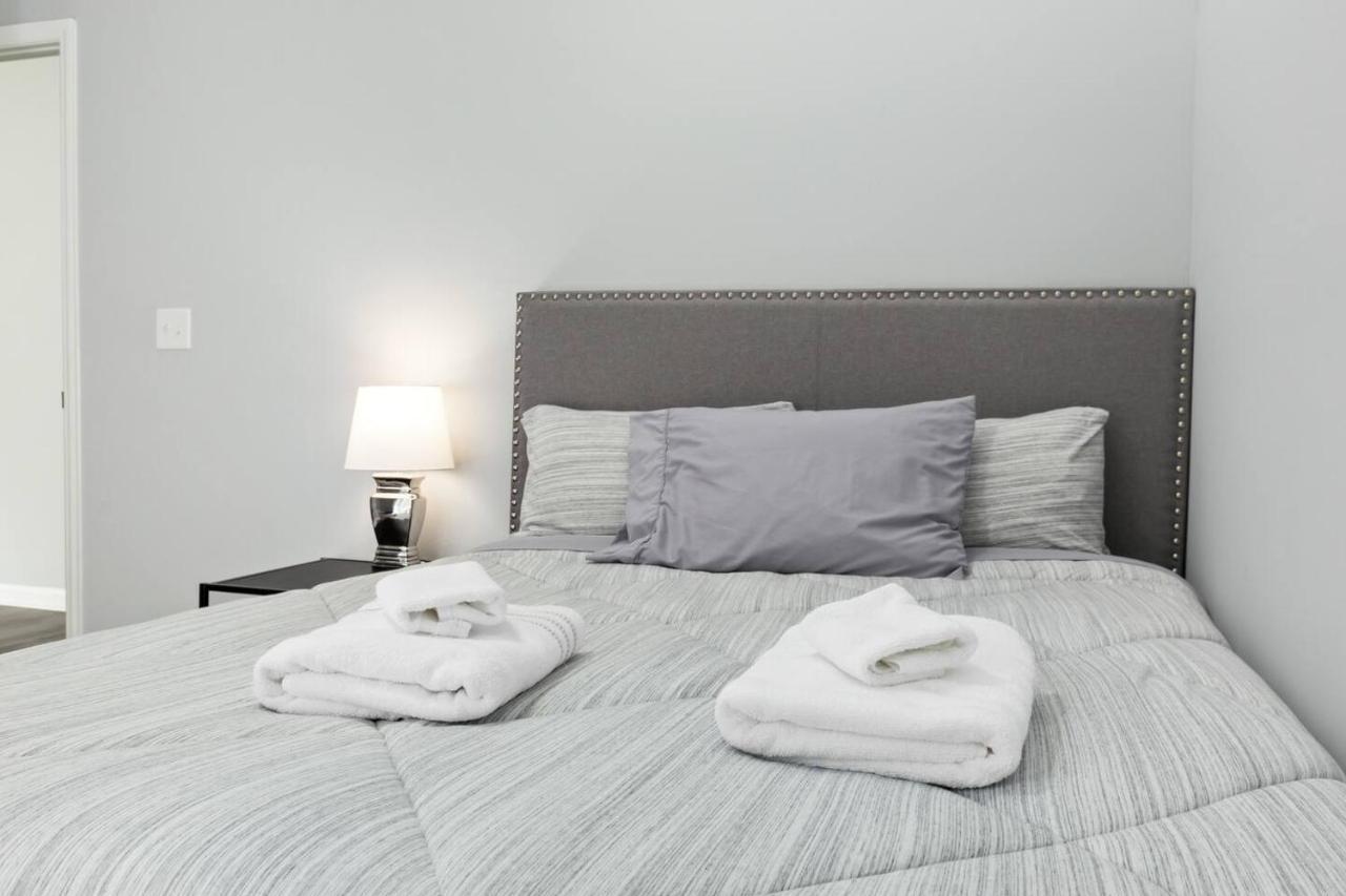 Recently Renovated Chic Durham Farmhouse Экстерьер фото