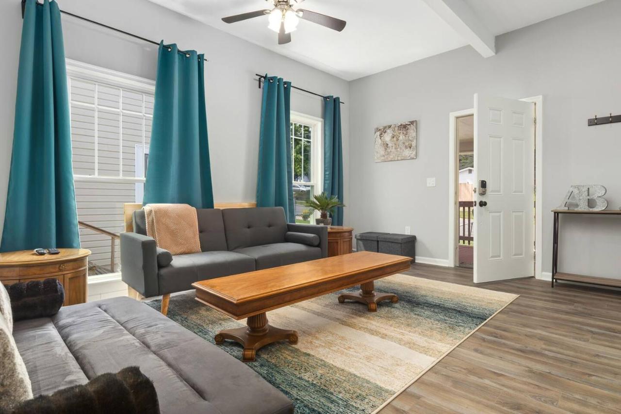 Recently Renovated Chic Durham Farmhouse Экстерьер фото